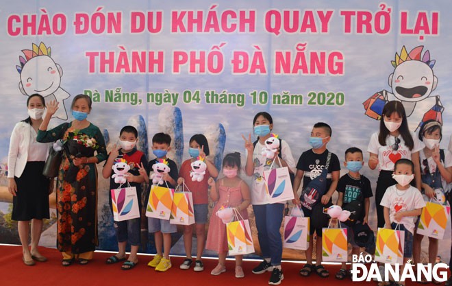 Du khách đã quay trở lại Đà Nẵng để tham quan và nghỉ dưỡng sau khi dịch bệnh được khống chế.  (Ảnh chụp ngày 4-10)Ảnh: THU HÀ