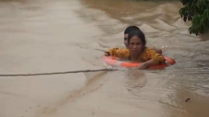 Tin nhanh - Những người đi xuyên tâm lũ (Hình 15).