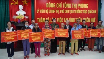 Phó Chủ tịch Thường trực Quốc hội Tòng Thị Phóng tặng quà cho người dân vùng lũ lụt tại Thừa Thiên Huế