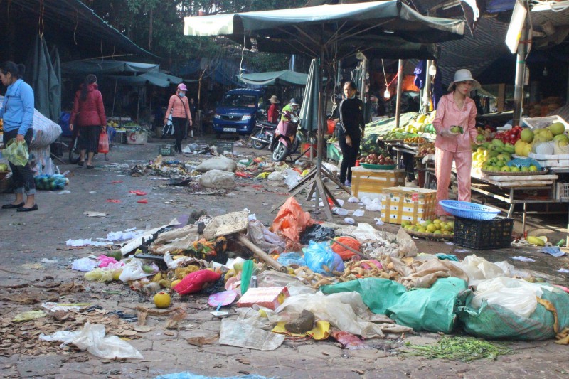 Tin nhanh - Hàng hóa thành rác sau lũ, tiểu thương Hà Tĩnh ôm nhau khóc (Hình 7).