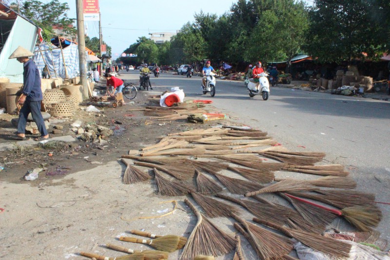 Tin nhanh - Hàng hóa thành rác sau lũ, tiểu thương Hà Tĩnh ôm nhau khóc (Hình 14).