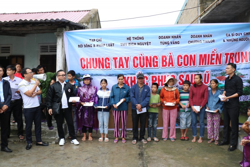 Tin nhanh - Ấm tình “cái ôm” bà con miền Trung sau cơn lũ dữ (Hình 4).