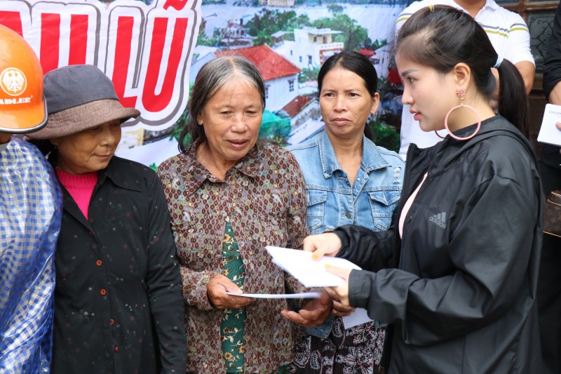 Tin nhanh - Ấm tình “cái ôm” bà con miền Trung sau cơn lũ dữ (Hình 7).