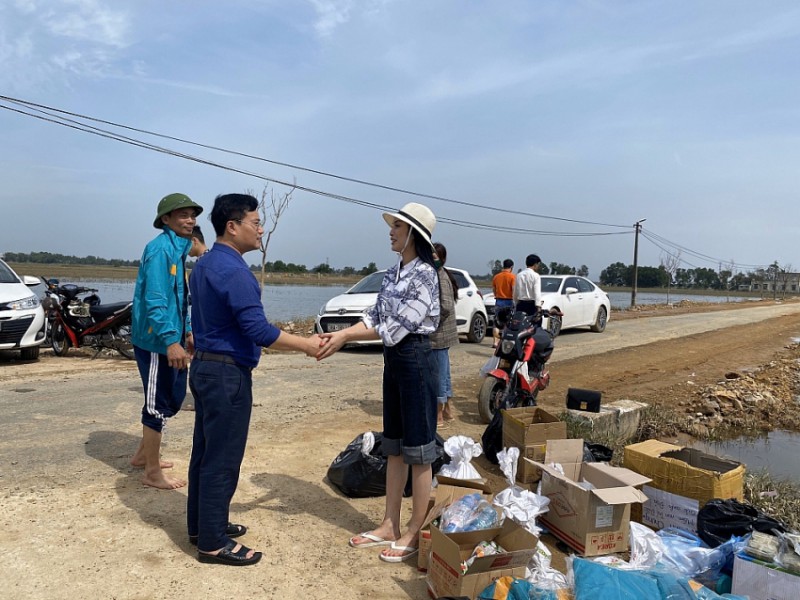 mc kim huyen sam trao hang tram suat qua toi ba con vung lu ha tinh