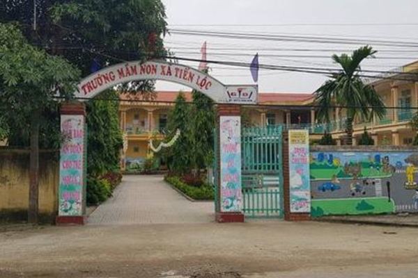 Be gai 3 tuoi o Thanh Hoa bi bo quen trong nha ve sinh anh 1