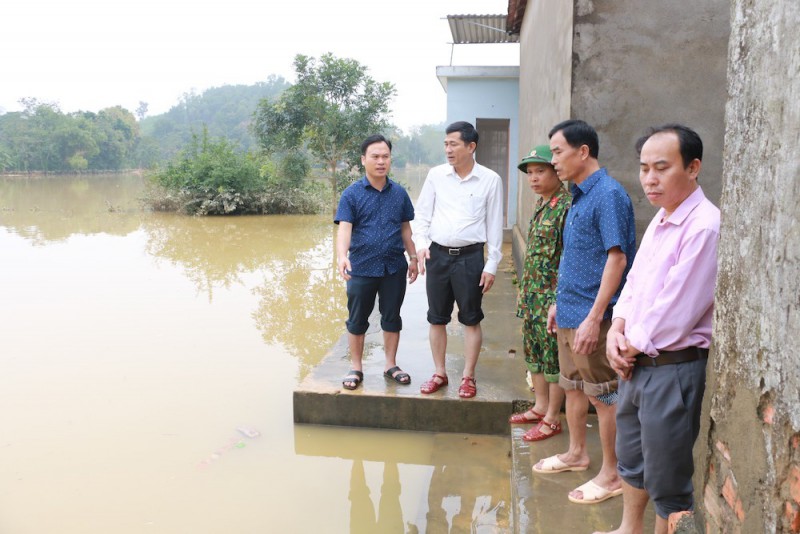 Giáo dục - Thầy cô lội bì bõm dọn dẹp chờ nước rút để đón học sinh (Hình 7).