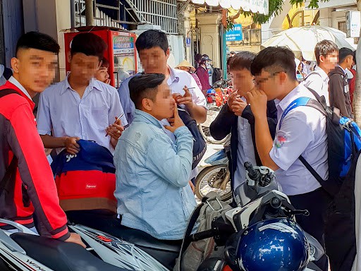 Chính sách - Tăng mức phạt với hành vi bán thuốc lá cho người chưa đủ 18 tuổi