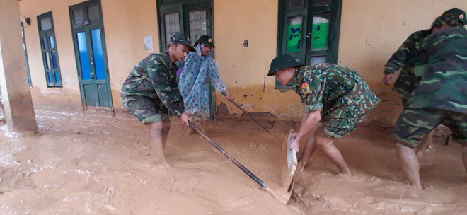 hoc tro tro lai truong sau bao lu anh 3