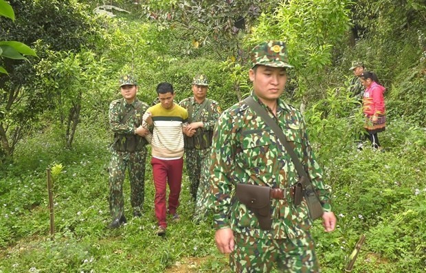 bat giu 3 doi tuong dua nguoi xuat canh trai phep