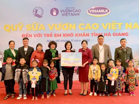 Vinamilk và Quỹ sữa Vươn cao Việt Nam trao tặng 94.000 ly sữa cho trẻ em Hà Giang