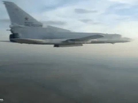 Clip: Màn phối hợp chiến đấu trên không của tiêm kích Su-30 cùng oanh tạc cơ Tu-22 và Su-34