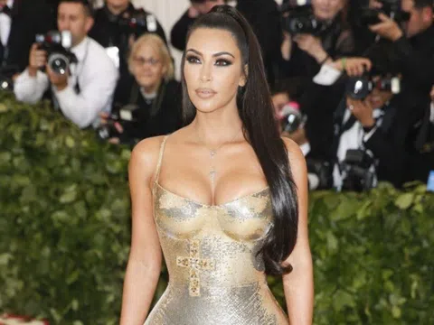 10 trang phục ấn tượng của Kim Kardashian trước tuổi 40