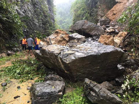 Quảng Bình: Thầy cô ăn bánh mỳ dọn trường sau lũ