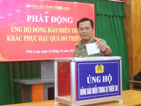 Công an tỉnh Vĩnh Long quyên góp tiền ủng hộ đồng bào miền Trung