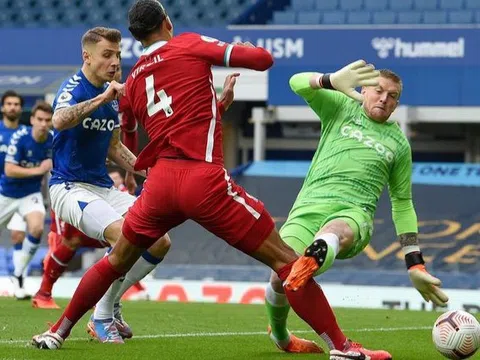 Pickford không bị phạt sau pha vào bóng với Van Dijk