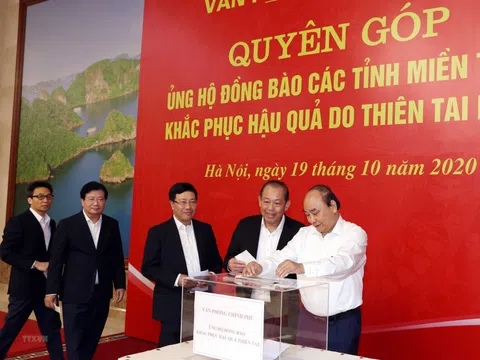 Lãnh đạo Chính phủ tham gia quyên góp ủng hộ đồng bào vùng mưa lũ ở miền Trung