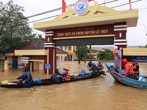 Nhiều trường giảm học phí, tặng học bổng cho sinh viên vùng lũ