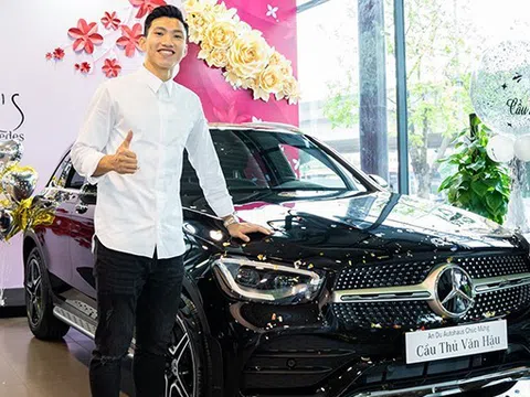 Sau Quang Hải, đến lượt Đoàn Văn Hậu tậu xe sang Mercedes Benz GLC 300