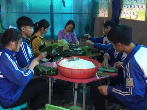 Học sinh thức đêm gói bánh chưng, gửi đồng bào vùng lũ