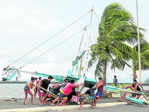 Siêu bão Goni mang gió mạnh thảm khốc, gây sạt lở ở Philippines