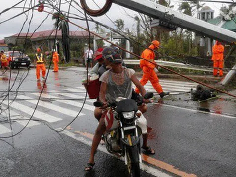 Vỡ đê, làng mạc bị nhấn chìm trong bão Goni ở Philippines