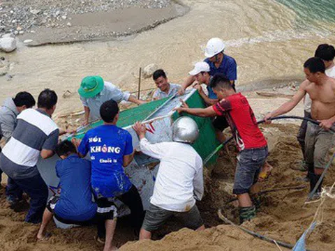 Thầy cô Trà Leng cạo núi bùn, dọn trường sau mưa lũ